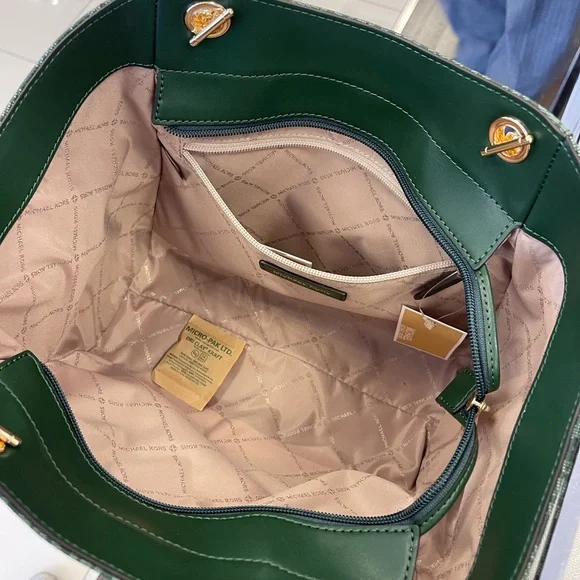 MICHAEL KORS JST Lg Chain Shoulder Tote & Double Zip Wristlet Wallet
Moss
NWT - Picture 14 of 16